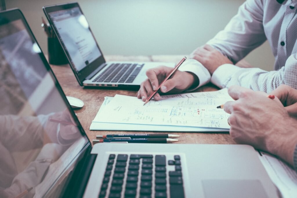 Equipo revisando reportes financieros y contabilidad empresarial