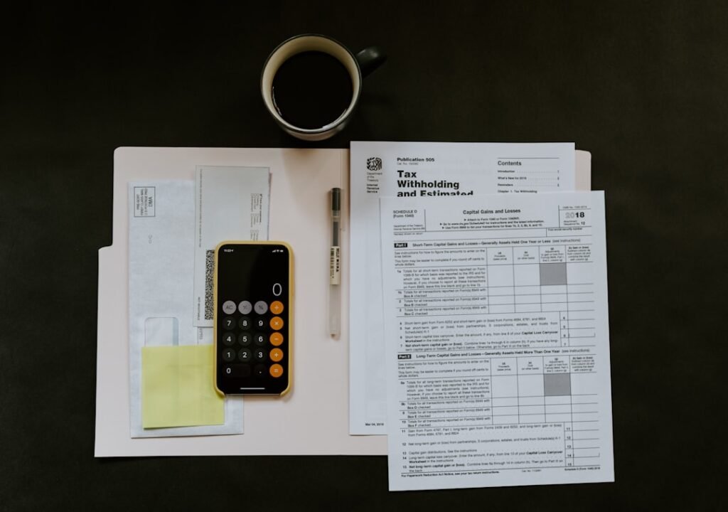 Documentos de impuestos, calculadora y planificación fiscal